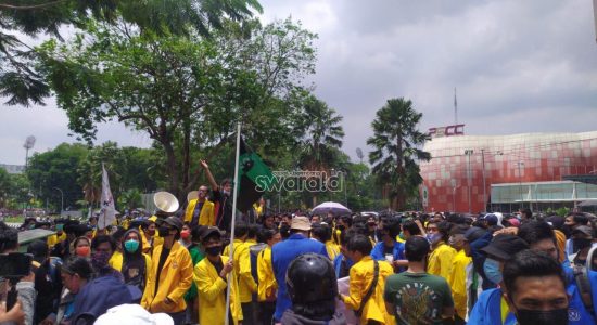 WhatsApp Image 2020-10-07 at 12.17.04 Massa Aksi Mulai Berdatangan Ke DPRD Sumsel dan Di Tangkapi