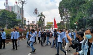 Mahasiswa UIN RF Blokade Jalan Jendral Sudirman untuk Batalkan UU Omnibuslaw Cipta Kerja
