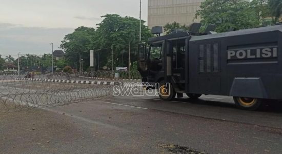 WhatsApp Image 2020-10-12 at 14.34.39 Aksi Lanjutan Tolak Omnibus Law, Kawat Duri Dipasang Di Simpang Lima DPRD