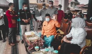 Wawako Palembang Kunjungi dan Beri Bantuan Korban Kebakaran 15 Ulu