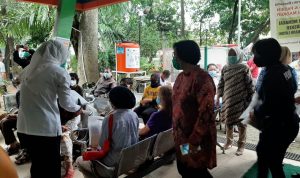 Rela Antri dari Pagi, Kepala Puskesmas Batasi 100 Orang Saja Per Hari