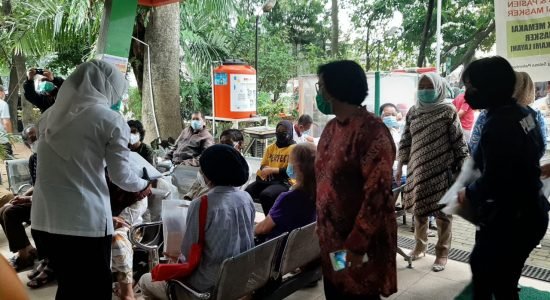 Rela Antri dari Pagi, Kepala Puskesmas Batasi 100 Orang Saja Per Hari
