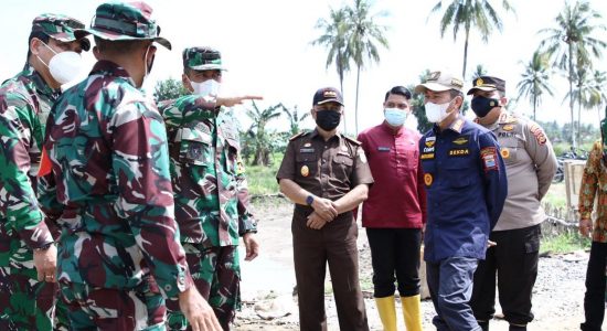 WhatsApp Image 2021-03-18 at 17.03.43 Sekda dan Tim Pengawas Evaluasi TMMD Tinjau Progres Pembangunan Jalan