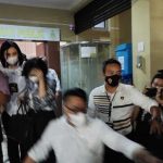 Usai Diperiksa 9 Jam, Polisi Antar Pulang Keluarga Akidi Tio