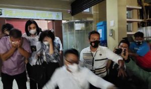 Usai Diperiksa 9 Jam, Polisi Antar Pulang Keluarga Akidi Tio