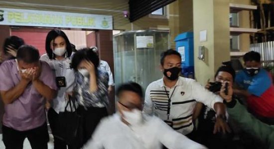 Usai Diperiksa 9 Jam, Polisi Antar Pulang Keluarga Akidi Tio