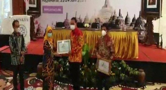Adinkes Beri Penghargaan Program Dokter Masuk Desa Kabupaten Banyuasin