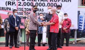 Terima Bantuan 2 Miliar, Kapolda Berkelakar : Berasnya Beneran !