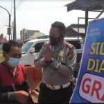 Drive Thru Sembako Gratis ; Satlantas Polres Banyuasin Bantu Warga