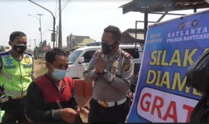 Drive Thru Sembako Gratis ; Satlantas Polres Banyuasin Bantu Warga