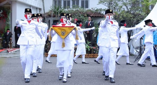 Mengenal Carlita ; Sosok Pembawa Baki di Upacara HUT RI Kota Palembang