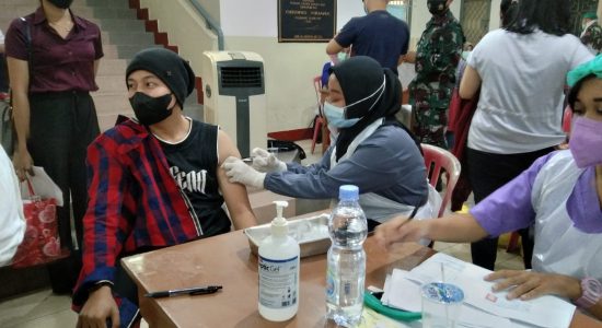 Animo Masyarakat VS Stok Vaksin di Kota Palembang