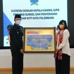 Walikota Palembang Terima Piagam Penghargaan dari Kementerian Keuangan