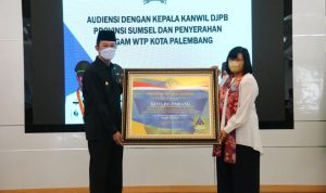 Walikota Palembang Terima Piagam Penghargaan dari Kementerian Keuangan