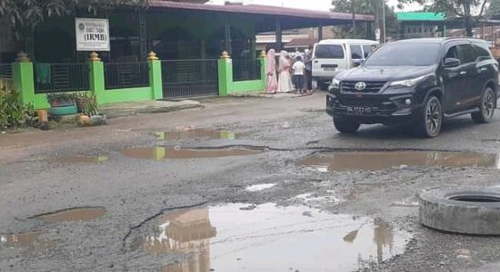 Jalan Sepanjang 400 Meter di Lubuk Pakam Rusak Parah ! Warga Minta Pemerintah Gerak Cepat