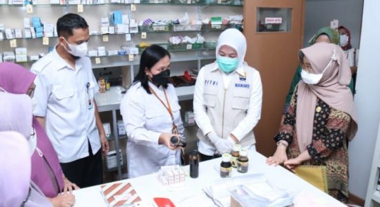 Sidak Apotek Nakal di Palembang ; dari Produk Kadaluarsa hingga Tak Memiliki Izin Edar