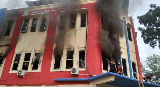 Breaking News! Kobaran Api Lahap Kantor Disdukcapil Kota Palembang