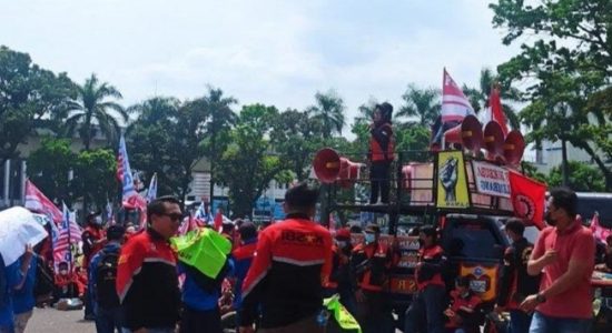 Tuntut Kenaikan UMP 2022, Ratusan Buruh Turun Aksi