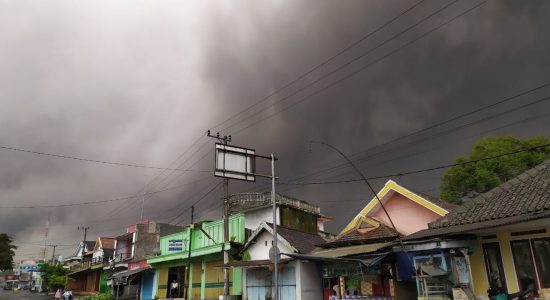 Semeru Meletus; Jembatan Penghubung Kabupaten Lumajang-Malang Terputus