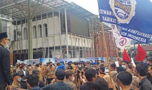 Bersama Ratusan Buruh, Front Perjuangan Buruh Sumsel Geruduk Kantor Gubernur