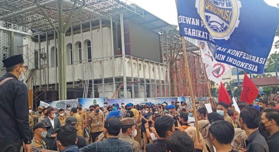 WhatsApp Image 2021-12-07 at 18.19.40 Bersama Ratusan Buruh, Front Perjuangan Buruh Sumsel Geruduk Kantor Gubernur
