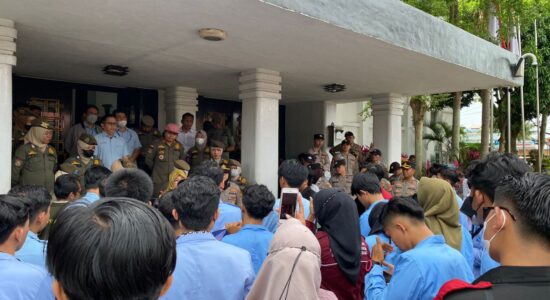 Tolak Kenaikan Tarif PDAM Tirta Musi, Formabang Geruduk Kantor Walikota Palembang