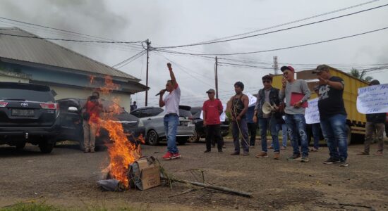 Dinilai Lakukan Money Politic, KPUD Banyuasin Digeruduk Aliansi Aktifis Peduli Demokrasi