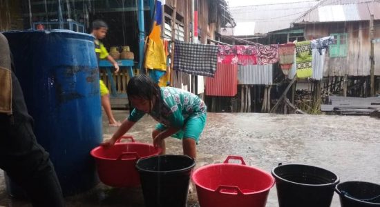 anak-anak-sedang-menadah-air-hujan Air Hujan, Emas Di Daerah Perairan Air Payau
