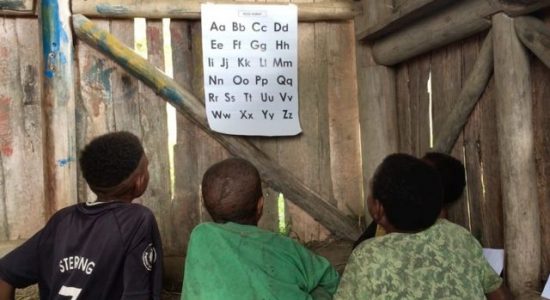 Demi Pendidikan Pelosok Papua, Pasangan Muda Relakan Kesempatan Berkarir di Kota