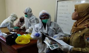 Puluhan Petugas Medis Pakai APD Lengkap Datangi Kantor DPRD Pagaralam