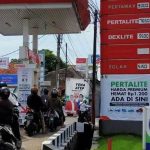 antre-pengisian-bbm Konsumsi BBM Ramah Lingkungan Meningkat, Premium Akan Hilang dengan Sendirinya?
