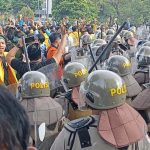 aparat-polisi-berupaya-mendesak-mundur-demonstran Breaking News ! Situsi Memanas, Massa Aksi Demonstrasi Kian Bertambah