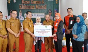 HUT Ke-18 Kelurahan Kedondong Raye, Bupati Askolani dan Nabila Askolani Buka Bazar Kurma serta Khitan Massal