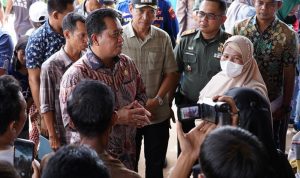 Bupati Askolani Serahkan Bantuan Untuk 6 Korban Kebakaran Desa Gasing