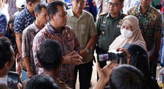 Bupati Askolani Serahkan Bantuan Untuk 6 Korban Kebakaran Desa Gasing