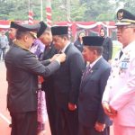 Bupati Askolani Terima Pin Emas Dari Kapolri Pada HUT Bhayangkara Ke-77