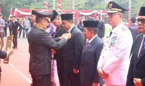 Bupati Askolani Terima Pin Emas Dari Kapolri Pada HUT Bhayangkara Ke-77