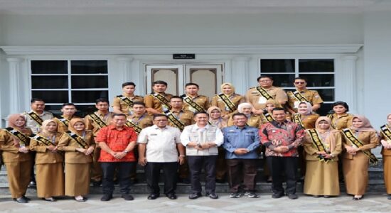 asn-award Ratu Dewa Sematkan Selempang Finalis ASN Palembang Awards 2022