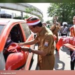 bagi-bendera-di-simpang-5-dprd Dukung Gerakan Nasional, Harnojoyo Turun ke Jalan Bagikan Bendera Merah Putih