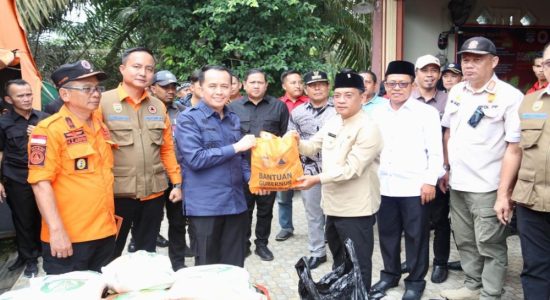 Pj Gubernur Agus Fatoni Tinjau Banjir di Muratara, Salurkan Bantuan dan Imbau Masyarakat 