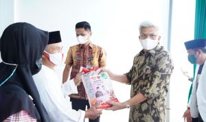 Ustadz-Ustadzah di Palembang Terima Bansos Beras dari Gubernur