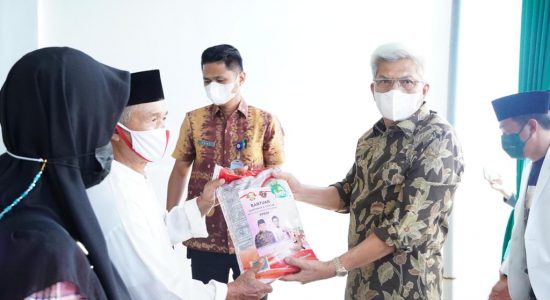 Ustadz-Ustadzah di Palembang Terima Bansos Beras dari Gubernur