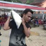 Dapat Bantuan Beras dari Pemerintah, Ratusan Warga Antre di Kantor Pos