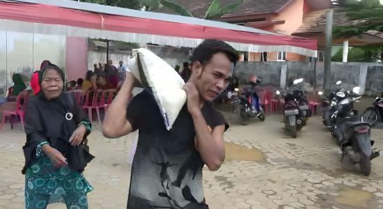 Dapat Bantuan Beras dari Pemerintah, Ratusan Warga Antre di Kantor Pos