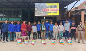 DPC Partai Demokrat Banyuasin Serahkan Bantuan Korban Kebakaran Gasing