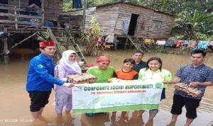 Terdampak Banjir, Warga Tungkal Jaya Dapat Bantuan dari Pemkab dan Perusahaan