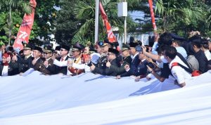 Dijahit 1.529 Pelajar, Bendera Raksasa Merah Putih Dibentangkan di BKB