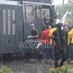 berbagi-polisi-dan-mahasiswa Bawa Barracuda, Polisi Bagikan Nasi Untuk Massa Aksi Ditengah Guyuran Hujan