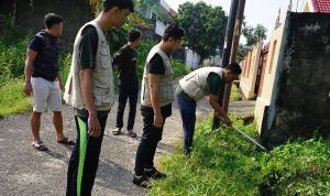 Antisipasi Banjir, PW AMK Sumsel Bahu Membahu Bersama Warga Bersihkan Lingkungan