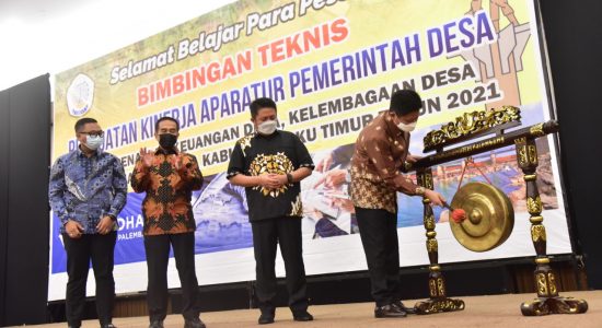 Herman Deru Ingatkan Aparatur Desa Taat Azas dan Hukum Herman Deru Ingatkan Aparatur Desa Taat Azas dan Hukum